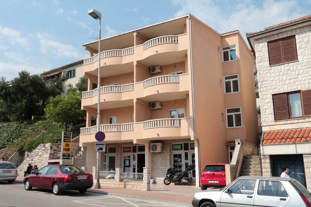 Apartments Petrovic Макарска Экстерьер фото
